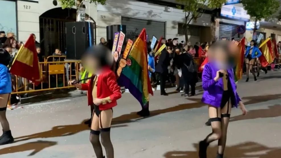 Seguro que fueron los discursos de Milei y nada tiene que ver con estos eventos en las marchas LGBT donde niños son expuestos a degeneraciones y donde en el mismo lugar tenés un nene (obligado) a militar la causa LGBT y al lado un gordo en tanga mostrando los huevos.