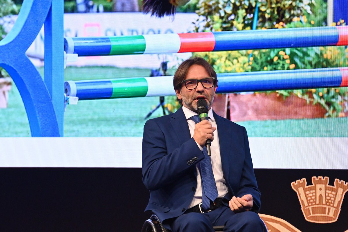 Un po’ di #backstage della partecipazione del WEFLY! Team all’evento per la presentazione del #CalendarioAM2026 dell’ Aeronautica Militare al #Gazometro di #Roma 
.
#weflyteam #osavolare #daretofly #WeAreUnstoppable
#piloti #disabili #pilot #disabled #handicap #formationflight