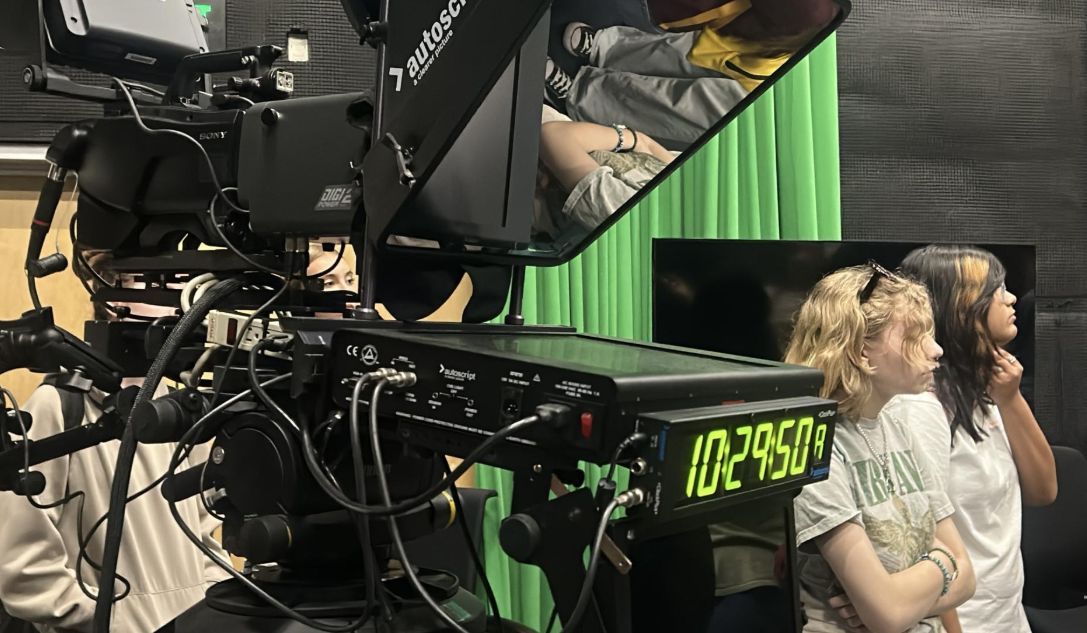 ViperTimes's tweet image. Journalism Students from Verrado High School were at the Walter Cronkite School of Journalism and got a hands-on learning how to run a professional studio setup, from teleprompters to green screens.
It’s not just theory here, it’s real-world🌟
@1verrado 
#CronkiteSchool
