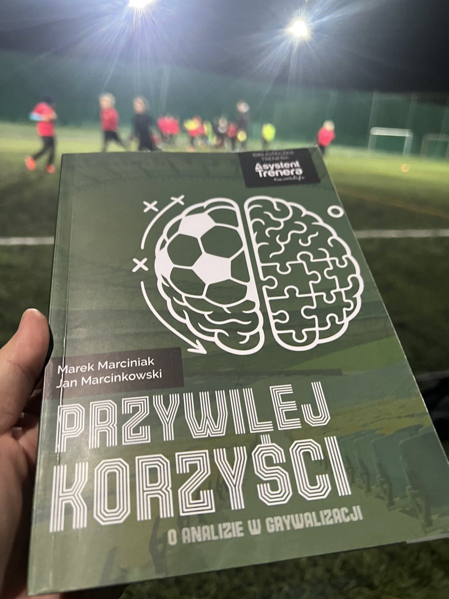 Przeczytane! Graty dla autorów 🤝 „Przywilej korzyści - o analizie w grywalizacji” autorstwa <a href="/mmfootballtalks/">Marek Marciniak</a> i Jana Marcinkowskiego (tłumacz i moderator gier planszowych). Na jedno dłuższe posiedzenie! CYKL ANALITYCZNY wymyślony przez Marka Marciniaka na potrzeby tyleż książki,