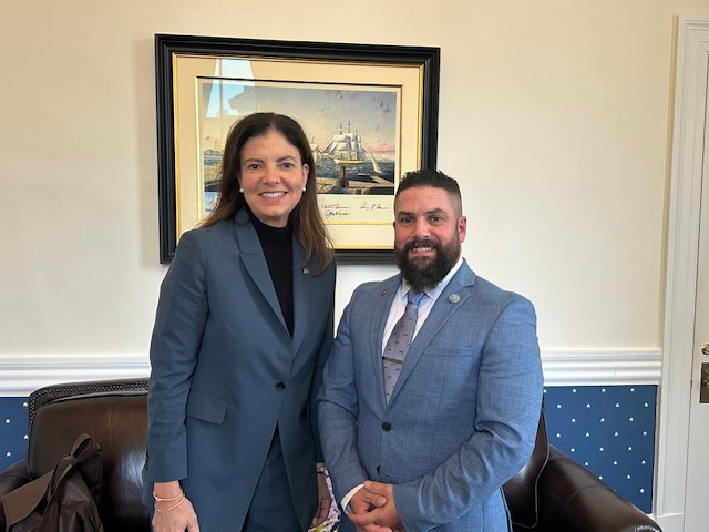 Welcome Gov. Kelly Ayotte to the Governors Sportsmen's Caucus! As the 29th active member, she joins a bipartisan network dedicated to shaping policies that protect our rights. She is shown in this picture with Fred Bird, CSF Manager for Eastern States.