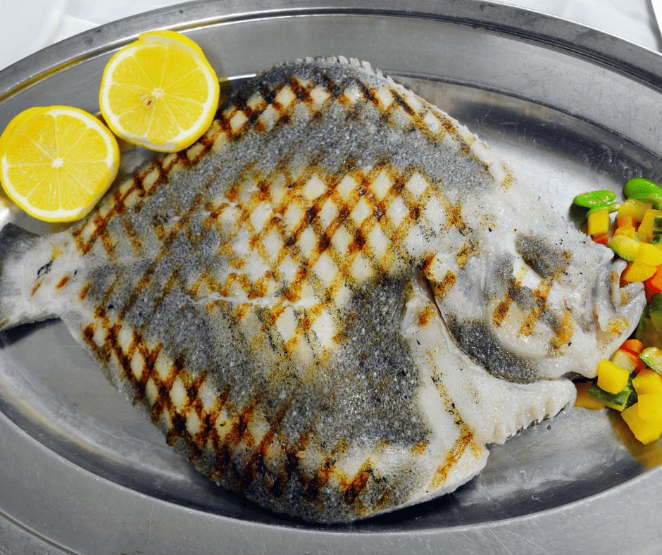 Grillé et accompagné de son beurre à l’estragon, notre Turbot pour 2, met tout le monde d’accord.
Simple, raffiné et merveilleusement savoureux !😋
📍 Vin &amp; Marée 4 #Restaurants  :
 Suffren (#paris7) • Voltaire (#paris11) • Montparnasse (#paris14) • Exelmans (#paris16)