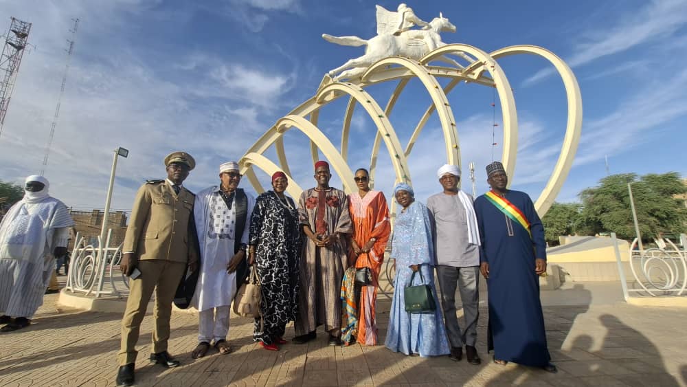 UnescoBamako's tweet photo. Dans le cadre de son projet " RECUPADE ", le CRT, en collaboration avec le styliste #Alphadi, a organisé les 21 et 22 octobre 2025 le premier passage de la Caravane Alphadi pour la paix à #Tombouctou, en présence d’une délégation de l’UNESCO. 1/2 https://t.co/t6Dm6NXURU