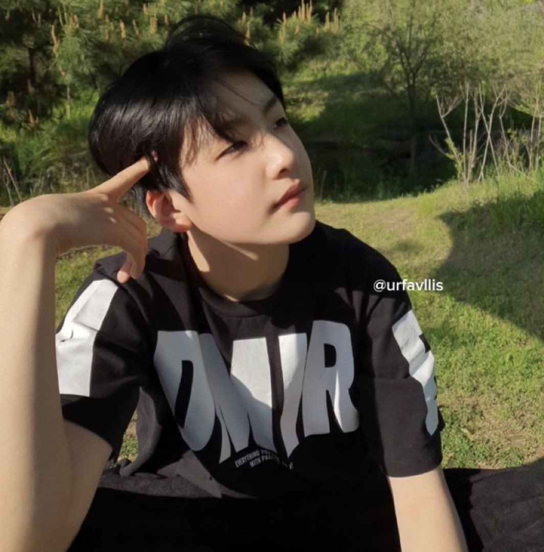 junghyunjuni's tweet photo. I miss my baby every single day i watch his videos every day but can’t help missing him more<//3

#JUNGHYUNJUN #정현준 https://t.co/N8JXZHplJo