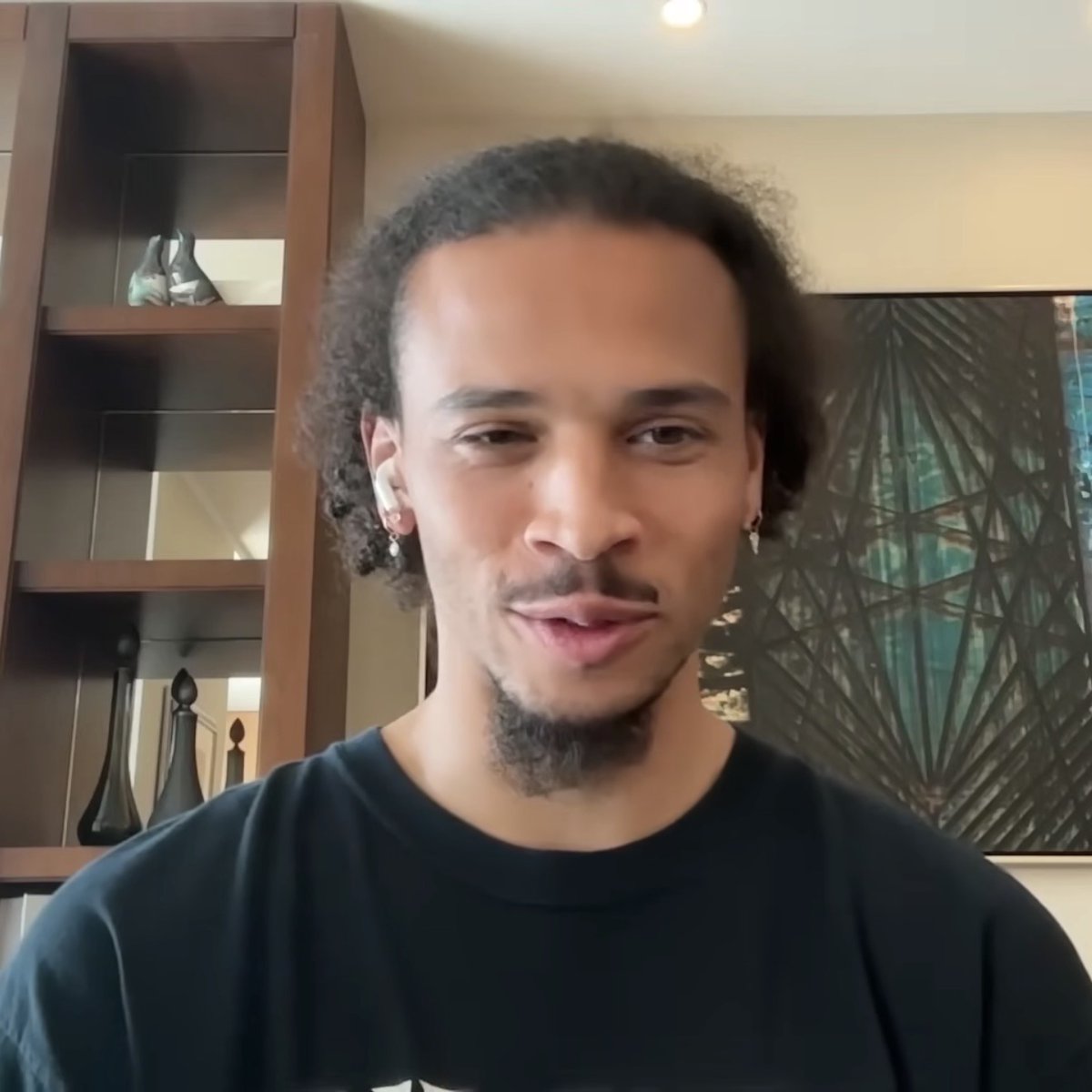 PesindeyizApp's tweet photo. - 30 yaşına gireceksiniz. Galatasaray'da daha 2028'e kadar sözleşmeniz bulunuyor. Ondan sonra ne yapmayı düşünüyorsunuz?

Leroy Sané: "Düşünüyorum. Galatasaray'da daha uzun süre kalacak mıyım? Başka neler olabilir? 3 yıl burada kalırsam, sonrasında başka bir yerde futbol oynayabilir veya İstanbul'da devam edebilirim. Her şey açık. Ama ben büyük planlar yapan biri değilim. Sözleşmem bittiğinde kendimi iyi hissedersem..." (Kicker)