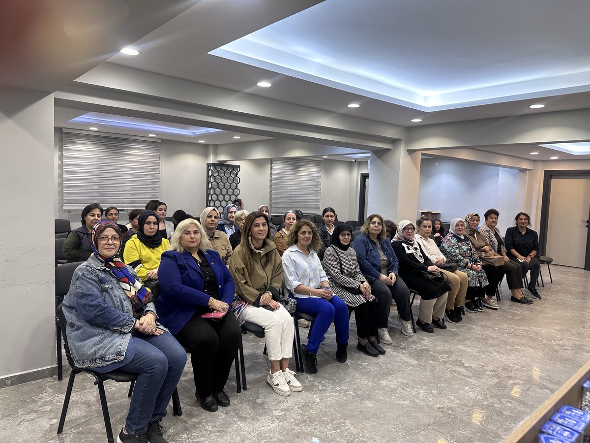 Akadinaydin's tweet photo. 📍 Ak Parti Aydın İl Başkanlığı 

Ak Parti Kadın Kolları İl Başkanımız Sn. Şahika Edremit Başkanlığında haftalık olağan yönetim kurulu toplantımızı gerçekleştirdik.
Birlik ve beraberlik içinde , teşkilatımızın gücüyle yolumuza kararlılıkla devam ediyoruz.💪🇹🇷
#AkPartiKadınKolları https://t.co/QdxvgpvJN8