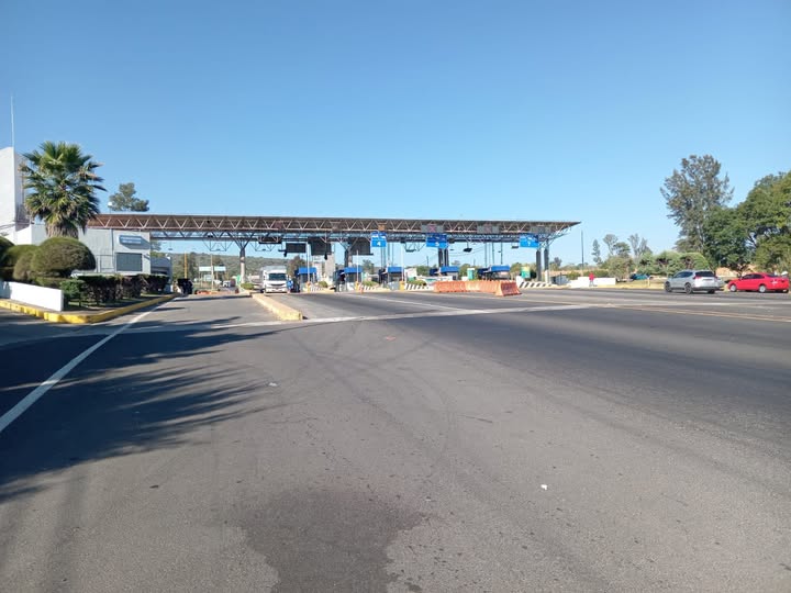 La Secretaría de Gobierno de Michoacán informa que, con corte a las 09:30 horas de hoy, la circulación es libre y fluida en las autopistas Siglo XXI y de Occidente. Se mantiene operativo de seguridad y vigilancia para garantizar libre movilidad.