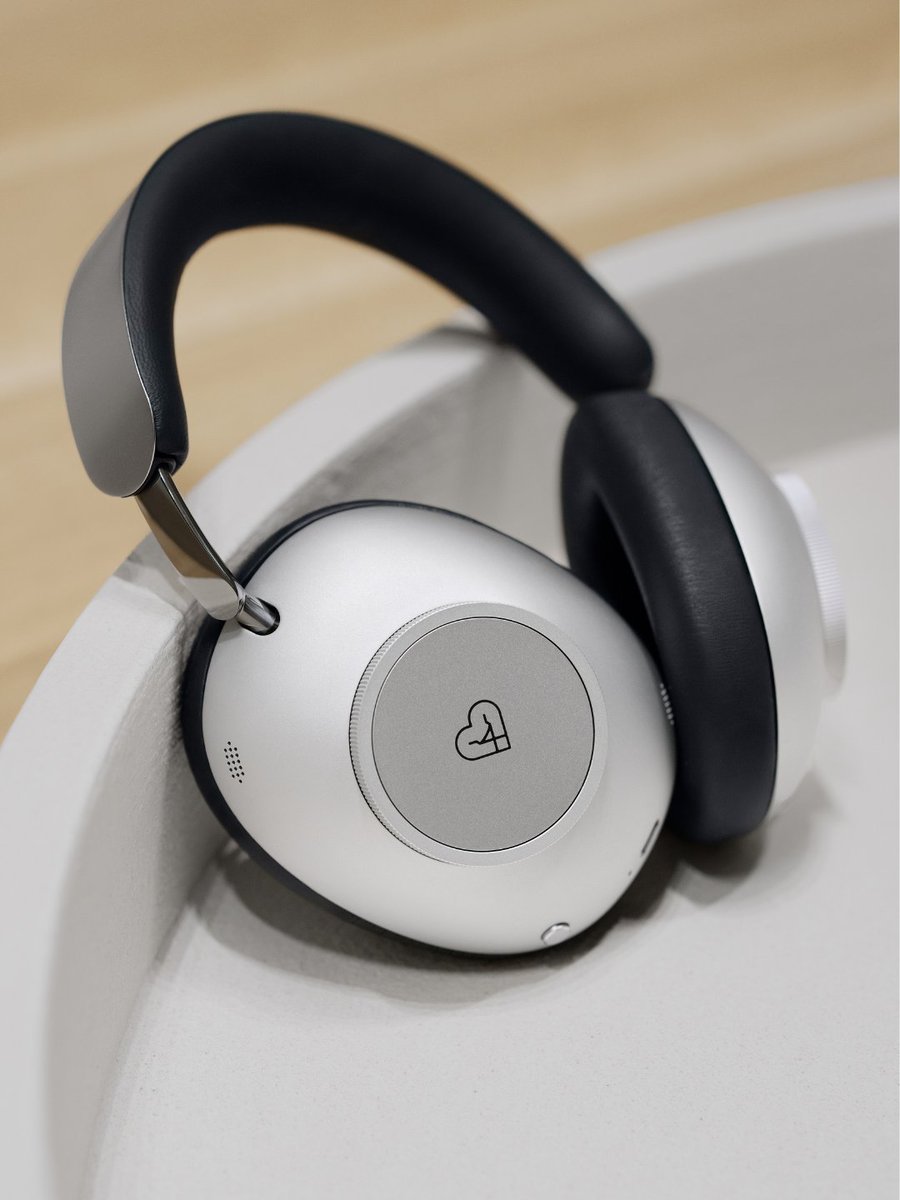 True sound excellence isn’t the aspiration. It’s where we begin.
With refined acoustics and advanced AI features, Loewe leo headphones elevate the art of daily listening. 🎧

Discover Loewe leo midnight blue: loewe.tv/forward/audio/…

#TravelBeyondSound
#LoeweTechnology #Loeweleo