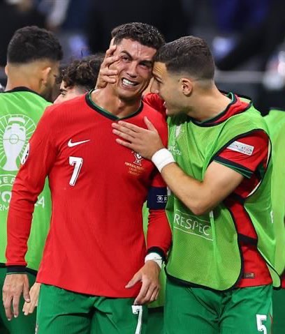 🚨Portugal has one of the best NT squad leading to the 2026 WC but then their captain hosts an interview to say the World Cup is not a dream because of a fictional debate.😂 He talked down the dream of the entire squad/nation just because of Leo Messi 😂

WHAT A CLOWN LEADER 🤡😭