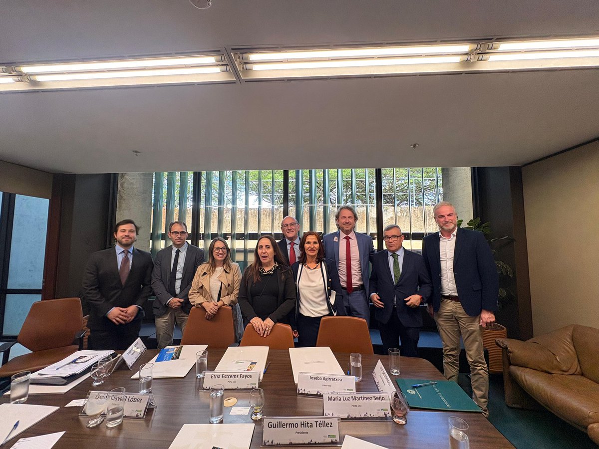 Uma delegação da comissão de educação do <a href="/Congreso_Es/">Congreso</a> 🇪🇸 reuniu-se ontem com membros da comissão de educação da <a href="/camaradeputados/">Câmara dos Deputados</a> 🇧🇷

Trocaram opiniões e discutiram sobre o ensino de espanhol no Brasil