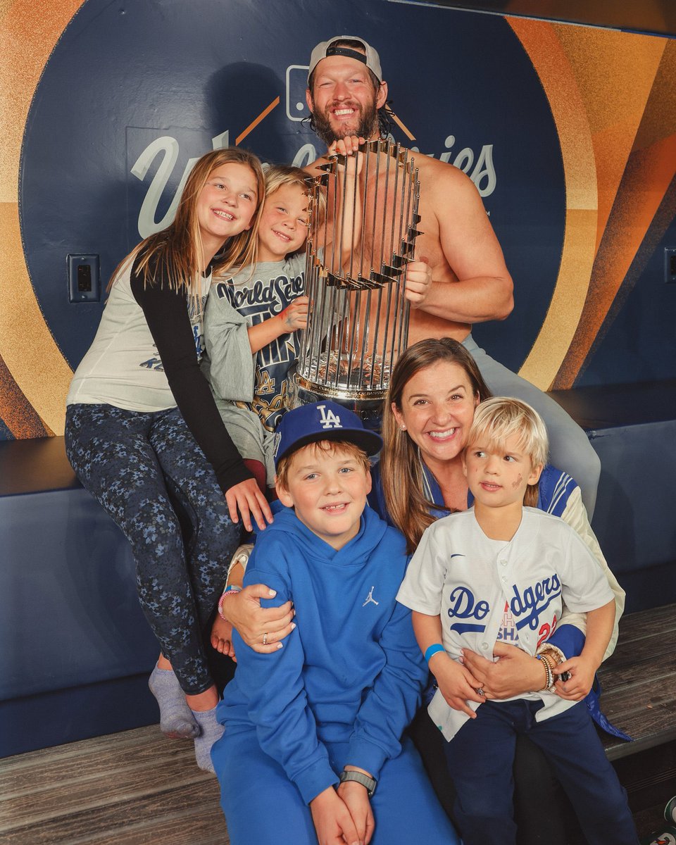 AfterHomePlate's tweet photo. É muito difícil um jogador ainda em atividade já sabermos se ele será ou não um Hall da Fama, ou no mínimo são extremamente poucos que consegue passar essa certeza, mas para Clayton Kershaw, não é sobre "SE", e sim sobre "QUANDO".

Entrou no Dodger Stadium, um menino, e agora sai com uma linda família, esse sempre será o seu maior prêmio, e eu tenho certeza disso.

FOI UM PRAZER CADA INNING, GOAT!!!

Um #Dodgers pra sempre!!!