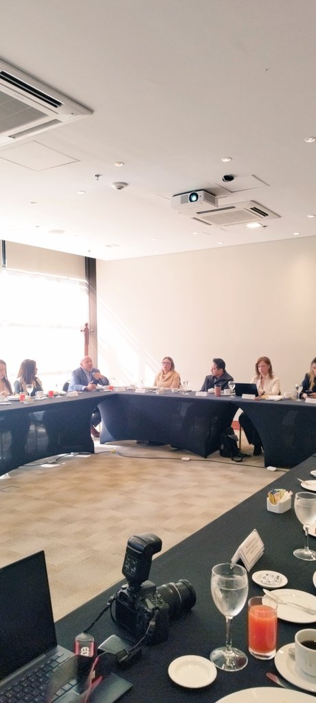 Virguez's tweet photo. Gracias a @AmChamCol por la invitación a dialogar sobre turismo sostenible e inclusivo, un sector que puede ser motor de desarrollo con responsabilidad social y ambiental.

Durante el encuentro hablamos sobre:

💰 ¿Qué está pasando con los recursos del Fondo TIC, que deben usarse para llevar conectividad a las regiones más apartadas del país? Puede ser una fuente de financiación para entregar internet satelital en la ruralidad con mejores tarifas.
🌐 Formalizar el microturismo, garantizando una amplia cobertura de internet en esos lugares apartados de las cabeceras municipales, que pueden ser destinos explotables turísticamente.
👮‍♂️ Fortalecer la Policía de Turismo y la presencia militar en zonas con retos de orden público.
🗣️ Promover el bilingüismo en toda la cadena de valor turística.
🛡️ Incluir la prevención de la explotación sexual infantil como principio transversal en toda la cadena turística. Con mecanismos y campañas de divulgación a través de las plataformas digitales, operadores turísticos y usuarios de los servicios.

El turismo debe ser una fuerza de bienestar, cultura y protección para nuestras comunidades.

@PartidoMIRA

#TurismoSostenible #ProtecciónInfantil #AmCham #DesarrolloRegional #ColombiaAvanza