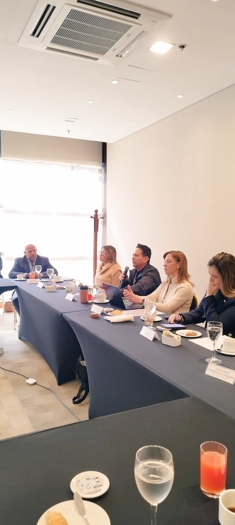 Virguez's tweet photo. Gracias a @AmChamCol por la invitación a dialogar sobre turismo sostenible e inclusivo, un sector que puede ser motor de desarrollo con responsabilidad social y ambiental.

Durante el encuentro hablamos sobre:

💰 ¿Qué está pasando con los recursos del Fondo TIC, que deben usarse para llevar conectividad a las regiones más apartadas del país? Puede ser una fuente de financiación para entregar internet satelital en la ruralidad con mejores tarifas.
🌐 Formalizar el microturismo, garantizando una amplia cobertura de internet en esos lugares apartados de las cabeceras municipales, que pueden ser destinos explotables turísticamente.
👮‍♂️ Fortalecer la Policía de Turismo y la presencia militar en zonas con retos de orden público.
🗣️ Promover el bilingüismo en toda la cadena de valor turística.
🛡️ Incluir la prevención de la explotación sexual infantil como principio transversal en toda la cadena turística. Con mecanismos y campañas de divulgación a través de las plataformas digitales, operadores turísticos y usuarios de los servicios.

El turismo debe ser una fuerza de bienestar, cultura y protección para nuestras comunidades.

@PartidoMIRA

#TurismoSostenible #ProtecciónInfantil #AmCham #DesarrolloRegional #ColombiaAvanza