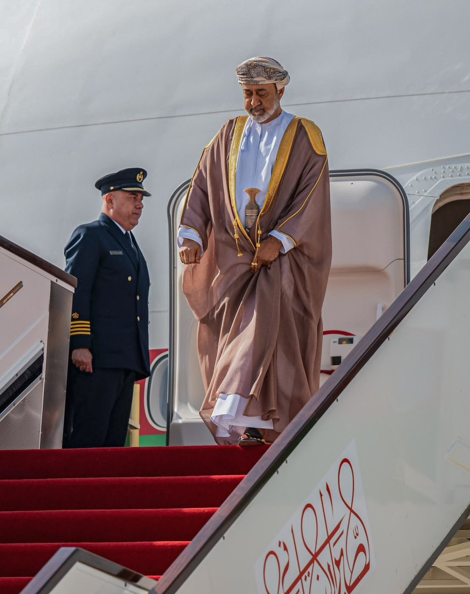 الفضيل بن عياض رحمه الله قال:
«لو كانت لي دعوة مستجابة لجعلتها في السلطان، لأن في صلاحه صلاح العباد والبلاد.»

المصدر: الشريعة للآجُرِّي (ج1، ص 371)؛ التمهيد لابن عبد البر (21/177)

حفظ الله ولي أمرنا #السلطان_هيثم_بن_طارق هو حرمه الموقر ياذالجلال والإكرام