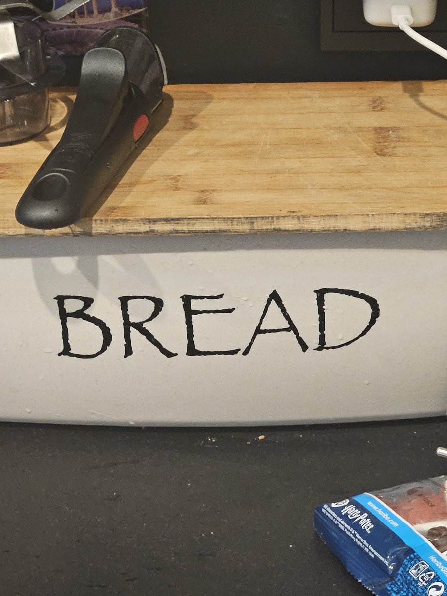 moja siostra ma chlebak z napisem chleb w foncie papyrus hard w huj