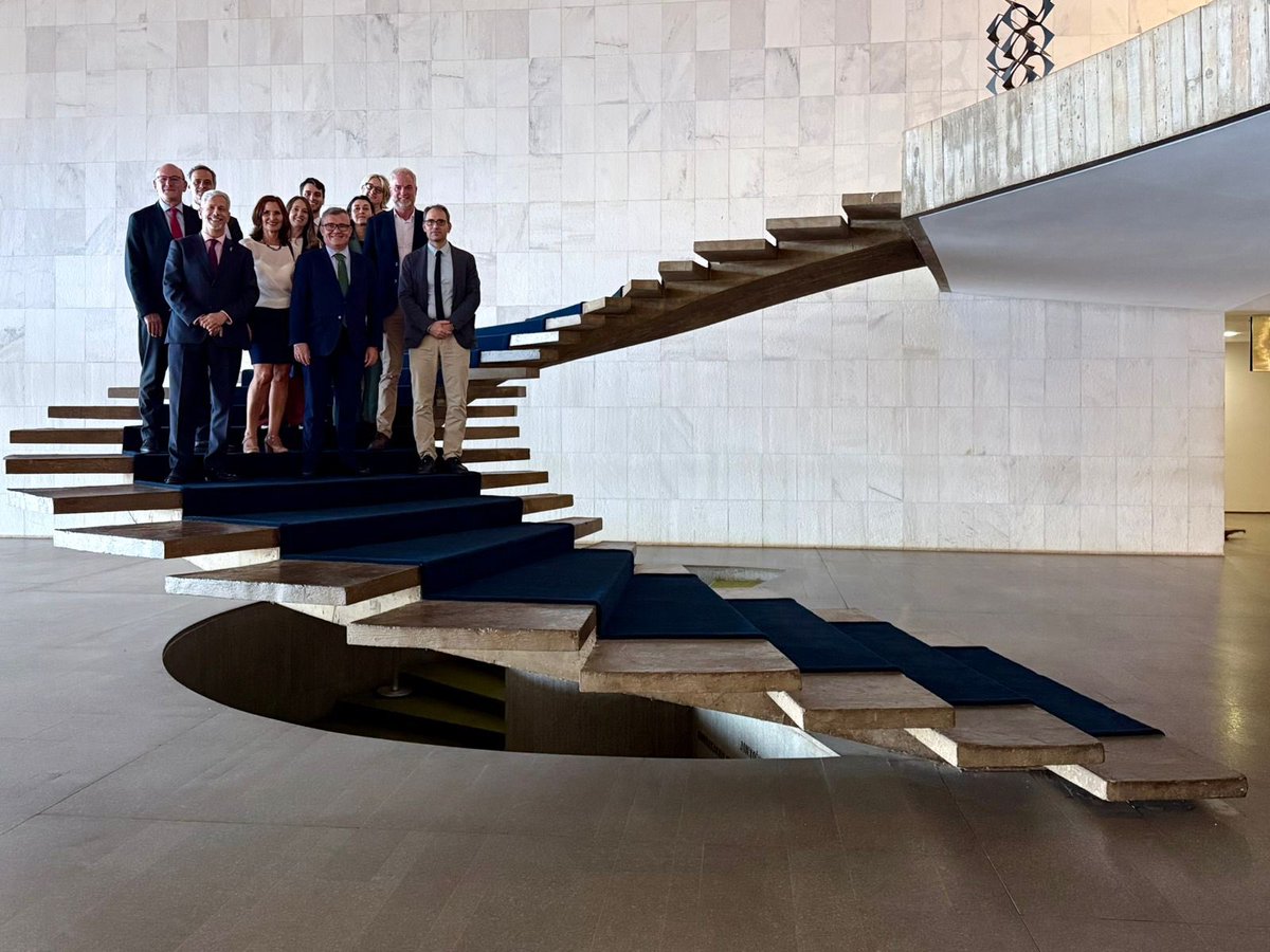 A delegação da comissão de educação do <a href="/Congreso_Es/">Congreso</a> foi recebida pelo Embaixador Laudemar Aguiar, secretário de Promoção Comercial, Ciência, Tecnologia, Inovação e Cultura do <a href="/ItamaratyGovBr/">Itamaraty Brasil 🇧🇷</a>

Enfatizaram a importância dos laços culturais e linguísticos entre nossos países