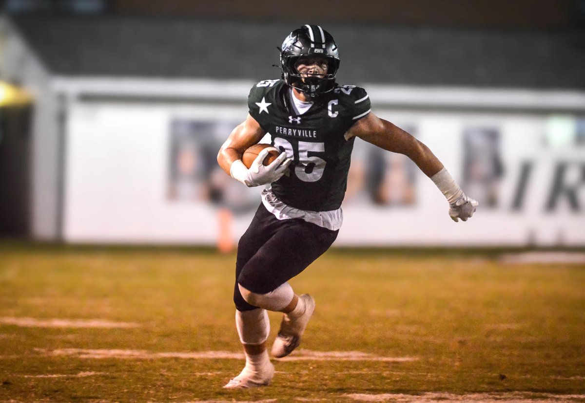 Perryville senior Drew Leuckel earned the final FCC Behavioral Health + Semoball Football Team of the Week MVP belt of the season after leading the Pirates to a 39-14 win over Windsor in the C4D1 quarterfinals behind two touchdowns and 18 tackles. 🏈🏆
semoball.com/high-school-sp…