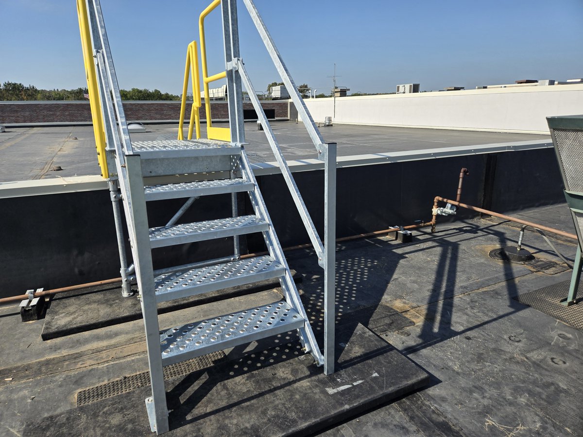 EDGEFallProtect's tweet photo. EDGE Fall Protection partnered with Northwood Tech to install an SRC crossover and Mobile 360 guard rail around an 8’x8’ skylight — boosting safety and accessibility for rooftop work. 🦺✅

#EDGEFallProtection #SafetyFirst #FallProtection #RoofSafety #ConstructionSafety https://t.co/zPSXWekQSh