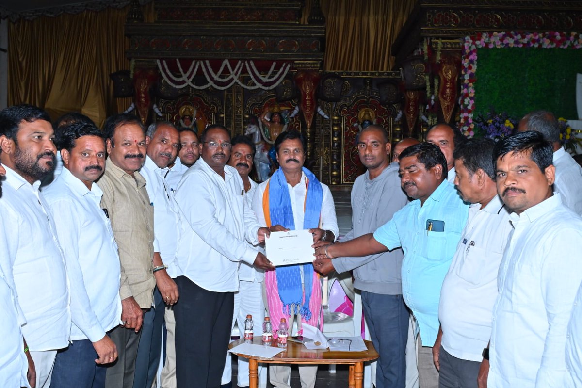 ఈరోజు వలిగొండ రామాలయంలో స్వామిని దర్శించుకున్న భువనగిరి ఎమ్మెల్యే కుంభం అనిల్ కుమార్ రెడ్డి గారు, నవంబర్ 7న హైదరాబాద్ హైటెక్స్‌లో జరిగే తన కుమారుడు శ్రీరామ్ రెడ్డి వివాహానికి నాయకులు, కార్యకర్తలు, మిత్రులు, మీడియా ప్రతినిధులను ఆహ్వానించారు.