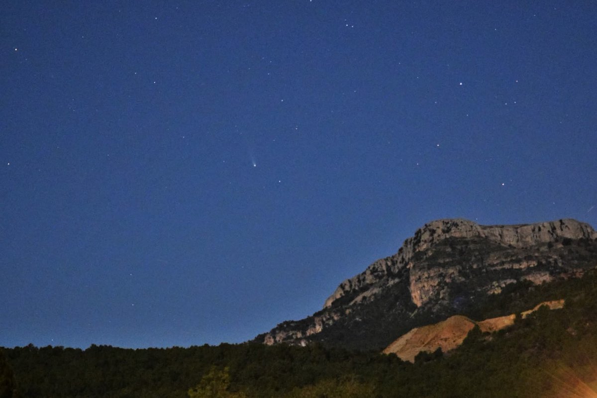 Jordiporta8's tweet photo. Cometa Lemmon con luz lunar y su ocaso en la Mola de Colldejou #Vilanovadescornalbou #cielosESA #colldejou https://t.co/v9O2Zho7kL