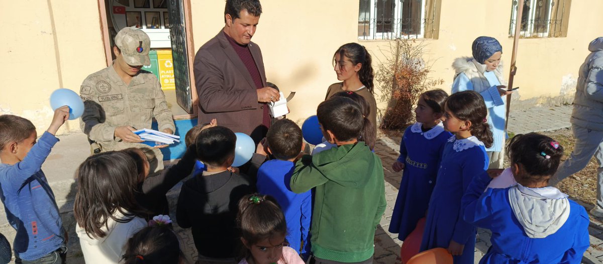 “Gülümseyişlere ortak olup etrafa ışık saçmaya devam ediyoruz.”
“Merkezim Her Yerde” projesi kapsamında bugün gönüllülerimizle birlikte adresimiz Yeltepe İlkokuluydu.🤗😍

#GSBGM