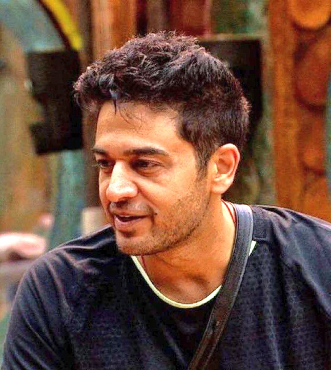 Hey__Captain's tweet image. 🚨BIGGEST BATTLE IS HERE 

Whom do you support?

Like for #GauravKhanna 
RT for #AbhishekBajaj

Comment your opinion 

#BiggBoss19 #BB19
Like.                                                   RT.