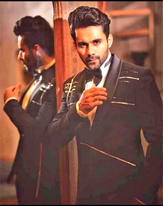 Hey__Captain's tweet image. 🚨BIGGEST BATTLE IS HERE 

Whom do you support?

Like for #GauravKhanna 
RT for #AbhishekBajaj

Comment your opinion 

#BiggBoss19 #BB19
Like.                                                   RT.