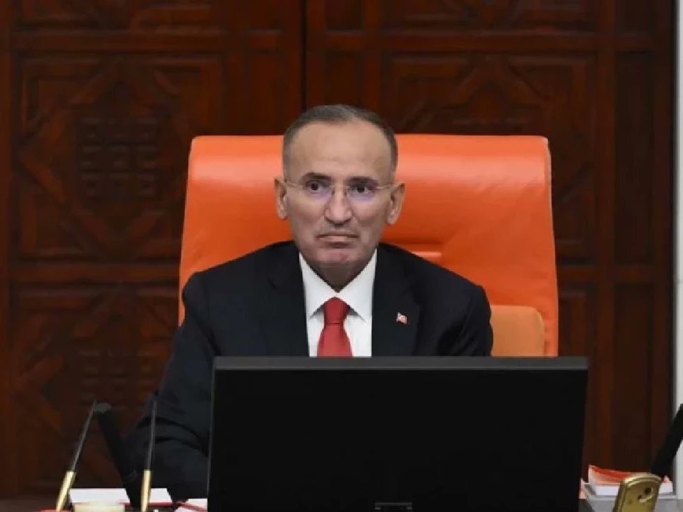 Bekir Bozdağ'a kanser hastalığı nedeniyle şifa diliyorum. Belli ki çok kilo kaybetmiş.

Hapishanelerdeki hasta mahpusların durumunu artık daha iyi anlayacağını umuyorum. Bakanlığı döneminde onlarca insan cezaevlerinden tabutla çıktı.

Allah kimseyi sağlığıyla sınamasın.