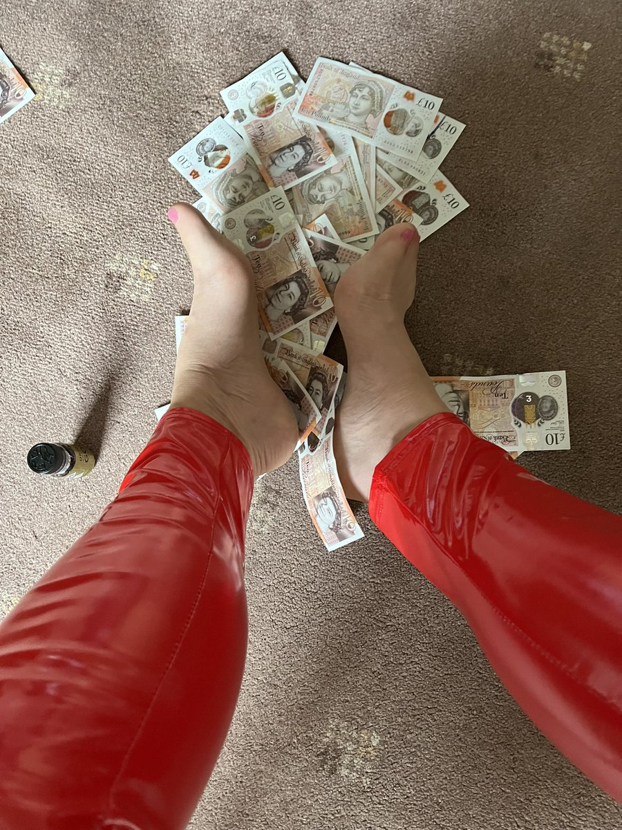 Where every penny of your money belongs 🦶🏼👌🏼💰

#feetworship #nylonfeet #walkingwallet