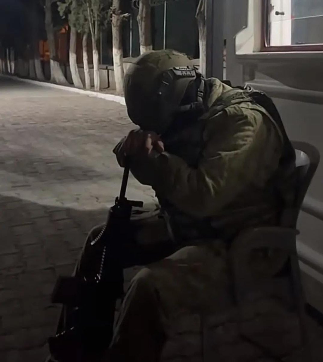 "Uyuyamadığım gecelerin sabahında gözaltlarımdan mor çocuklar doğardı.
Mor çocuklarıma ninni söylerdi sabah ezanları..."