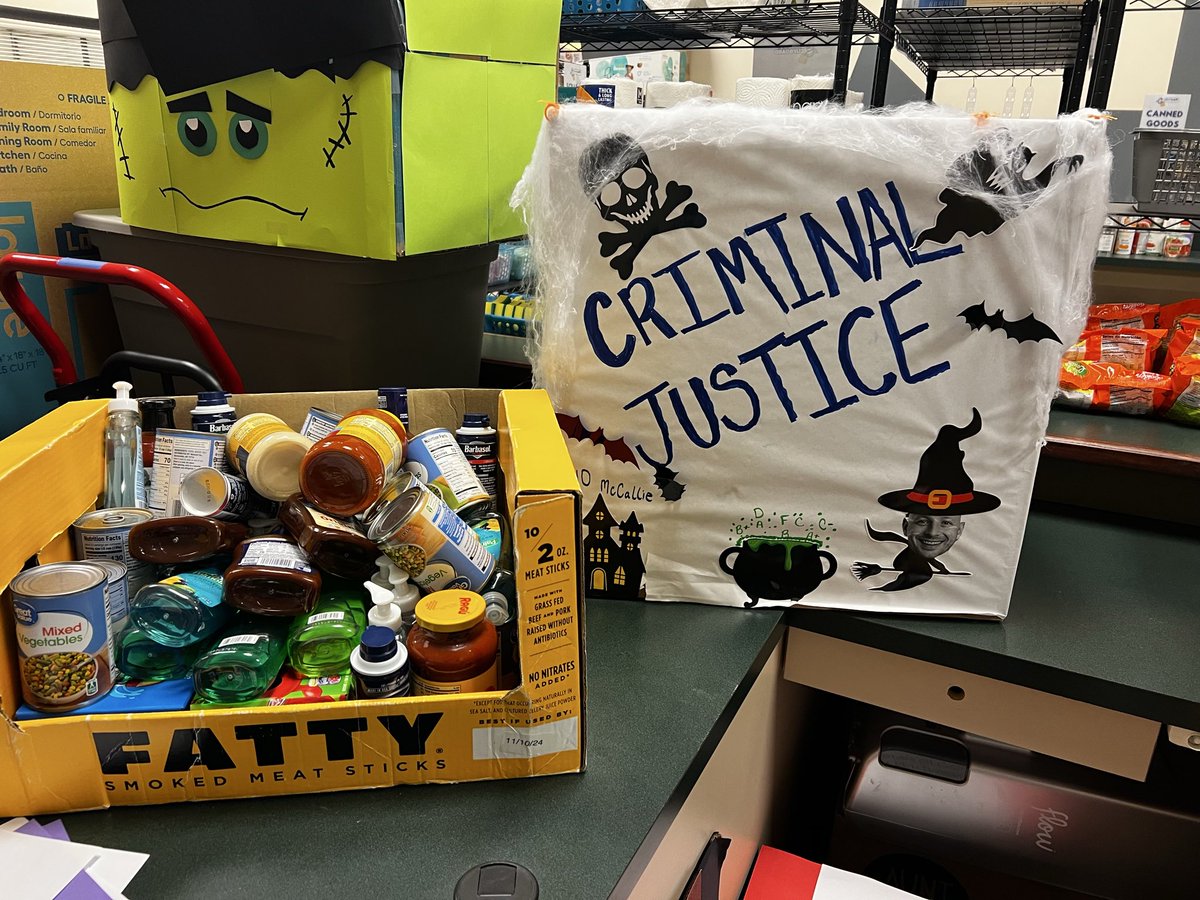 UTC_CJ's tweet image. Photos from what we collected as part of the food fight, featuring MSCJ graduate student, Ellie Yates! 💙💛 UTC CJ will be collecting items for Scrappy’s Cupboard year-round, so if you want to donate, swing by our offices! 4th floor of 540 McCallie! 

@UTChattanooga