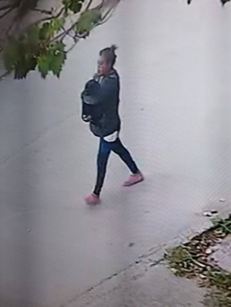 Por favor difundir!!!!!! Robaron una perra caniche negra del jardín de su casa. Fue en Villa Nueva, Berisso (La Plata) a las 8.16 Hs.. Devolverla por favor!!! Karina Flores - 2214952666 ❤️🐶📢🙏🏻