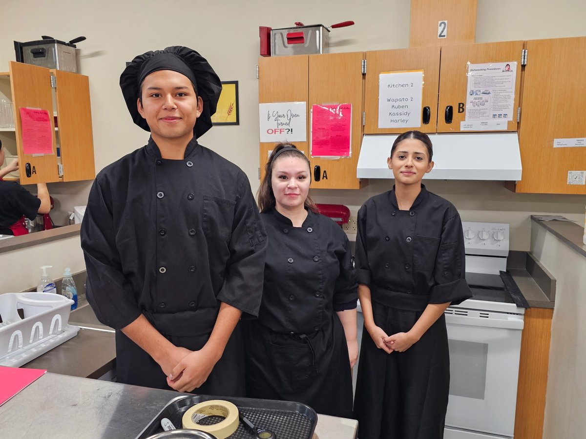 WapatoSD's tweet image. Good luck to our incredible Wapato High School culinary students competing in the baking competition today at Sunnyside High School! 🧑‍🍳 Show them your talent and passion. Bring home the win! 🥇 #WapatoProud #WapatoCulinary #BakingCompetition