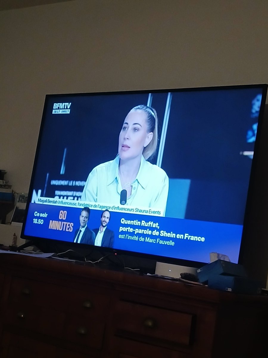 Stileslittlecat's tweet photo. Mais elle fait quoi l'arnaqueuse en cheffe sur #BFMTV #magaliberdah Vraiment la honte de ramener cette cruche en plateau sur un sujet aussi grave... https://t.co/44VSkuOs17