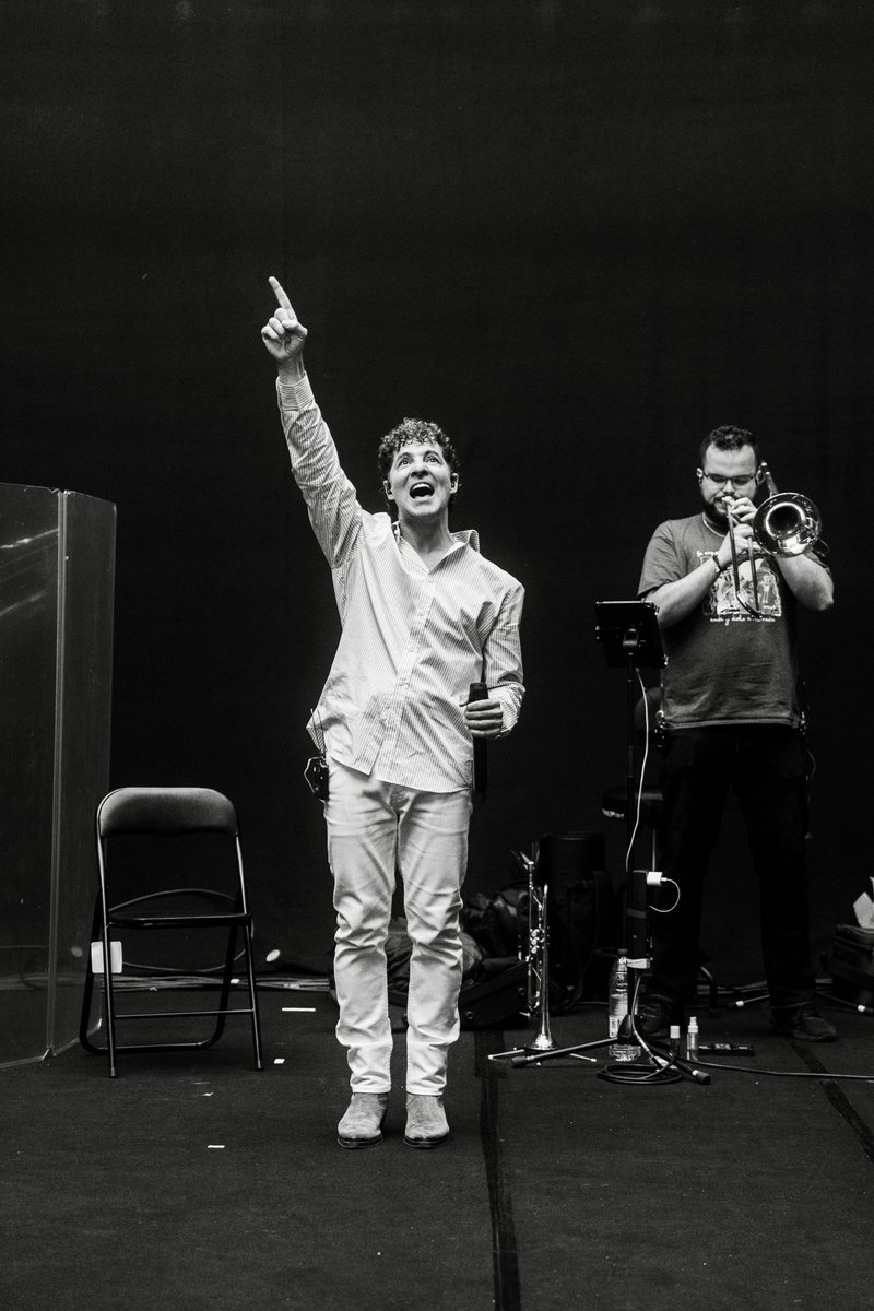 davidbisbal's tweet image. Presentando a los músicos para dar comienzo con la gira de Navidad!! 🎁🎄 youtu.be/ACRn0O7q-GY?si…