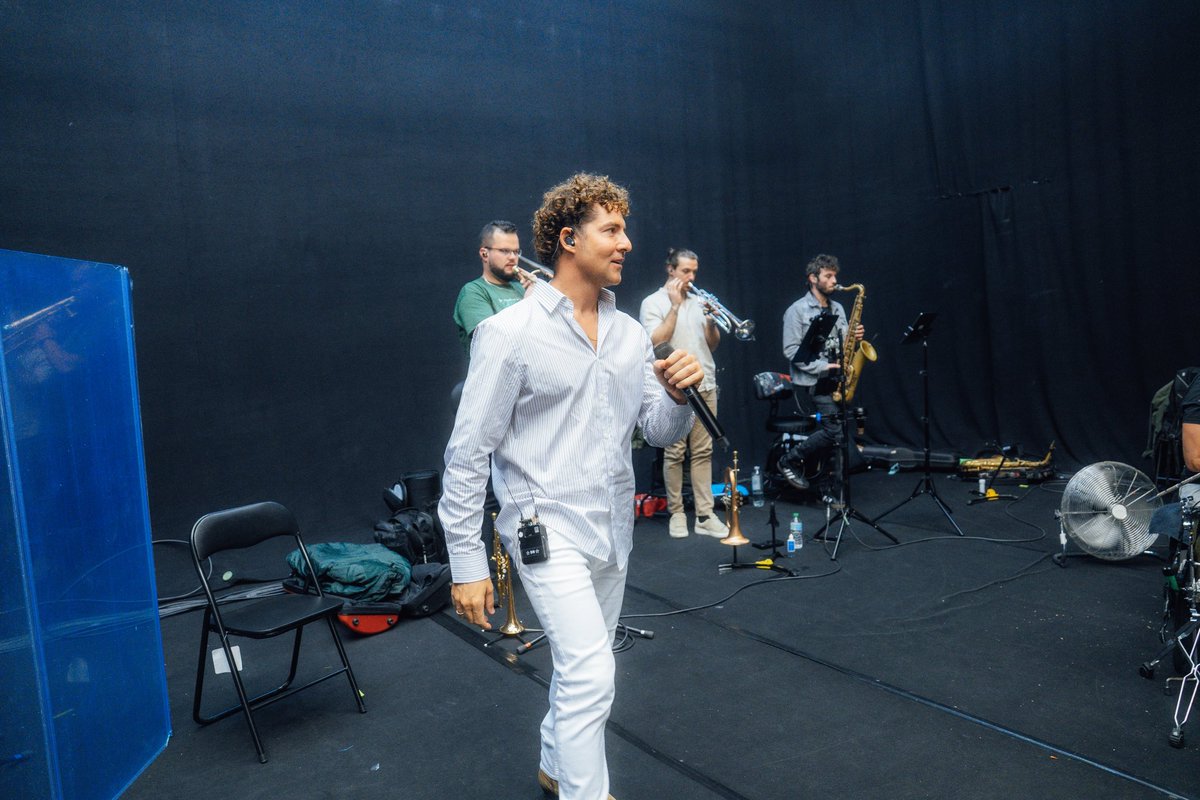 davidbisbal's tweet image. Presentando a los músicos para dar comienzo con la gira de Navidad!! 🎁🎄 youtu.be/ACRn0O7q-GY?si…