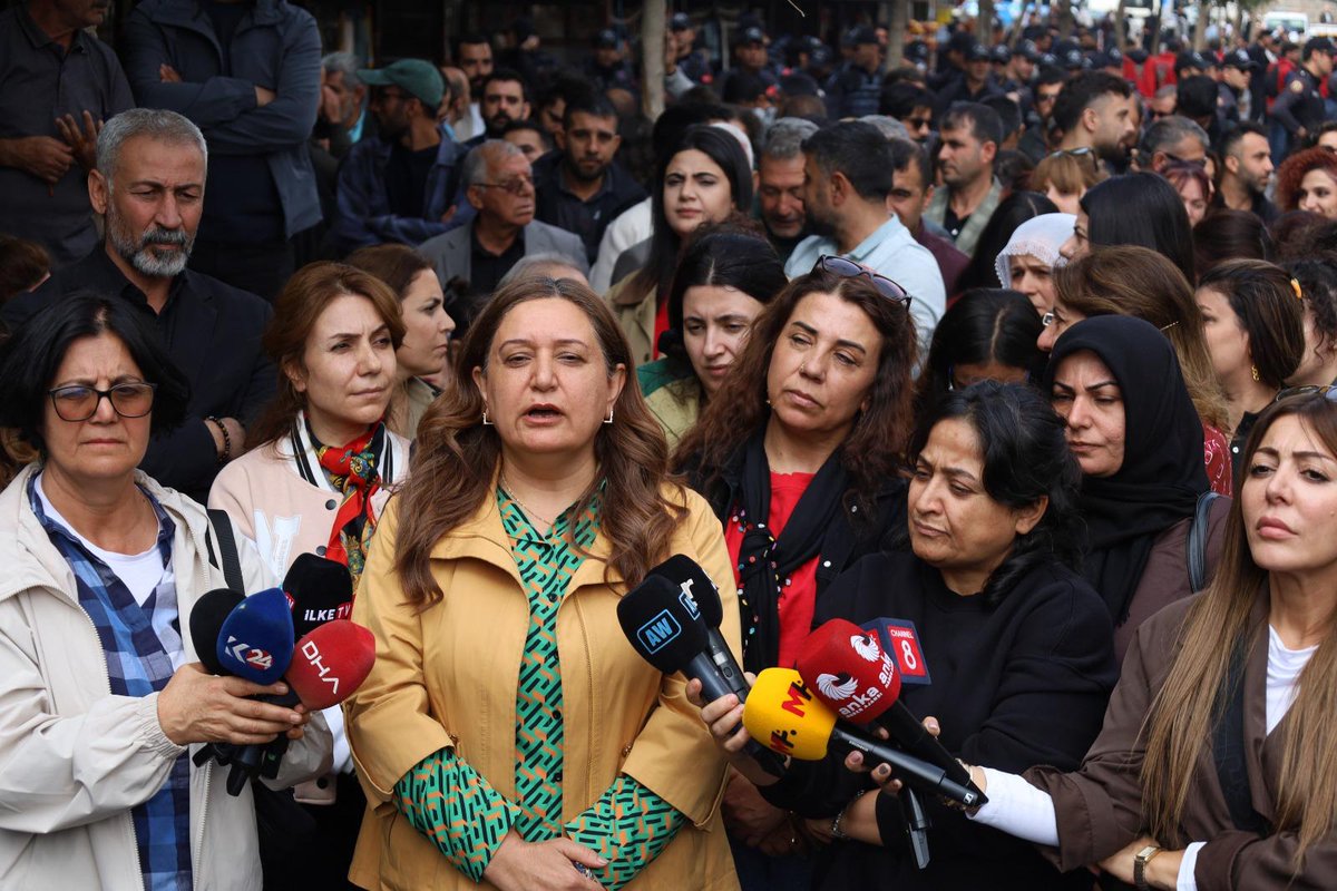 "Biz Kadınlar, nasıl yaşayacağımıza kendi özgür irademizle karar verme gücüne sahibiz. Hiçbir zaman eril anlayışın köhnemiş, ortaçağ zihniyetinin yaşamlarımıza müdahale etmesine ASLA izin vermeyeceğiz.
#jinjiyanazadî