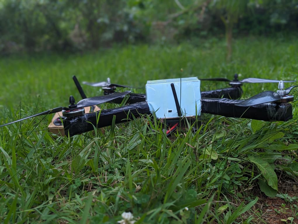 Nord-Kivu: L’étudiant Kambale Mulala Seth, finaliste en Génie Électromécanique à l’Université Catholique du Graben (UCG) à Butembo, a conçu un drone de surveillance domestique pour renforcer la sécurité des forces de l’ordre dans la ville. Capable de voler jusqu’à 20 mètres, le