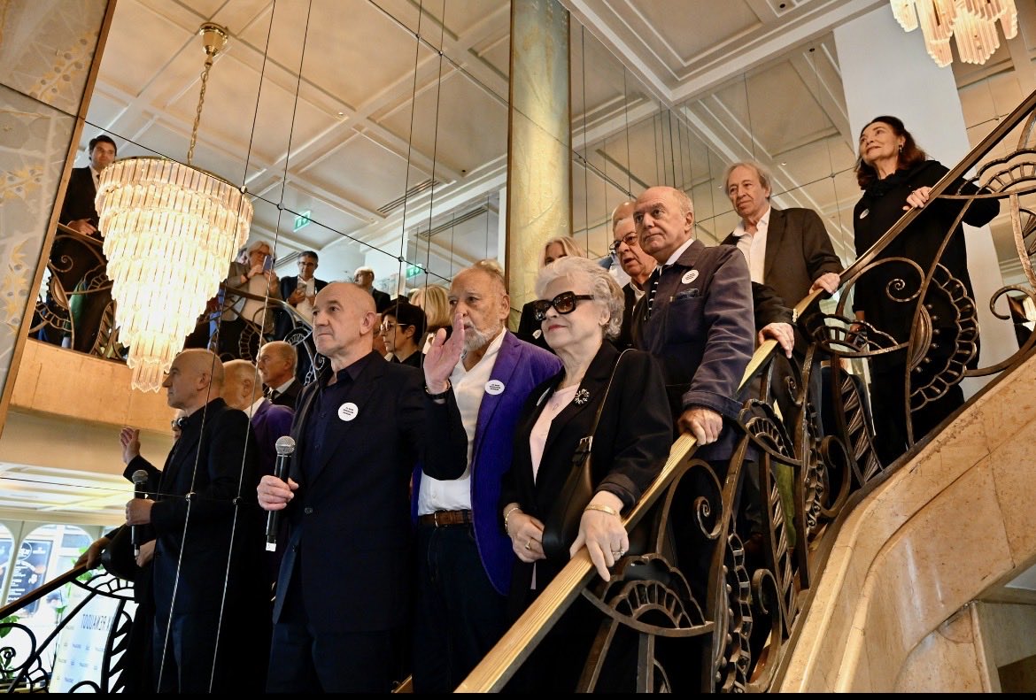 Philippe Claudel et l’ensemble du jury portant un badge « Je suis Boualem Sansal » annoncent le Goncourt 2025 : Laurent Mauvignier au 1er tour pour « La maison vide » par 6 voix contre 4 au « Bel obscur » de Caroline Lamarche ⁦⁦<a href="/Drouant2/">Drouant</a>⁩ ⁦<a href="/EdeMinuit/">Éditions de Minuit</a>⁩ ⁦📚