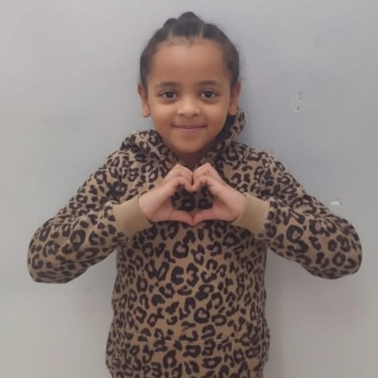 הם מחפשים טלפון נייד. 

כל המשטרה והצבא על הרגליים, יחידות צוללנים, עשרות מתנדבים, פרס של מאה אלף שקלים למוצא המאושר, התקשורת עוקבת באדיקות. 

ולי יש רק שאלה אחת - איפה היימנוט?!?!