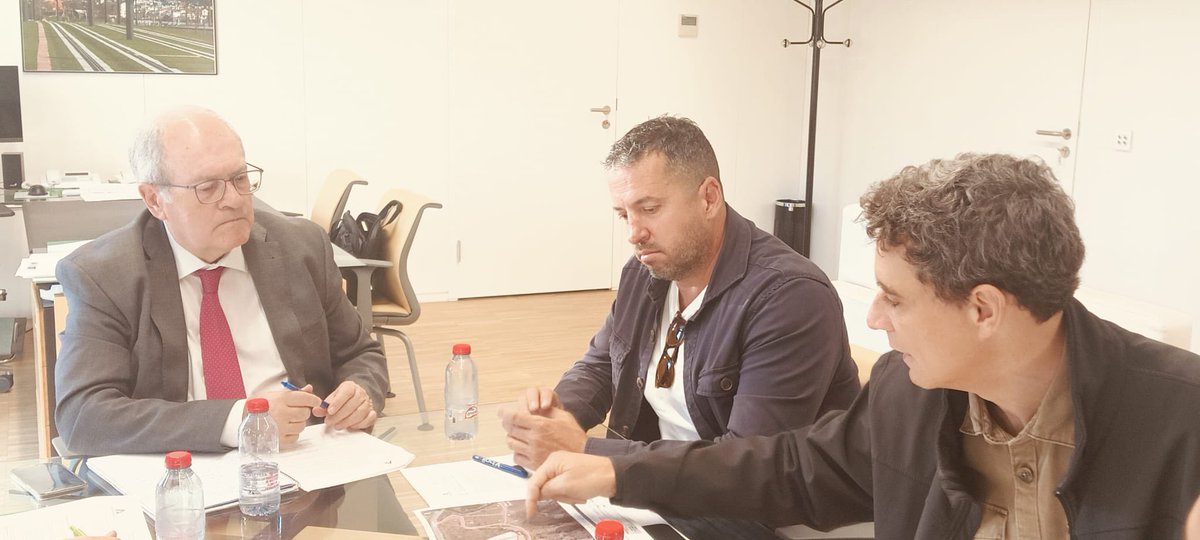 Aclaramos dudas urbanísticas <a href="/FomentoAND/">Consejería de Fomento de la Junta de Andalucía</a> al Alcalde de #Torreneva <a href="/PlacidoLara1965/">lara placido</a> y equipo sobre proyectos en su municipio