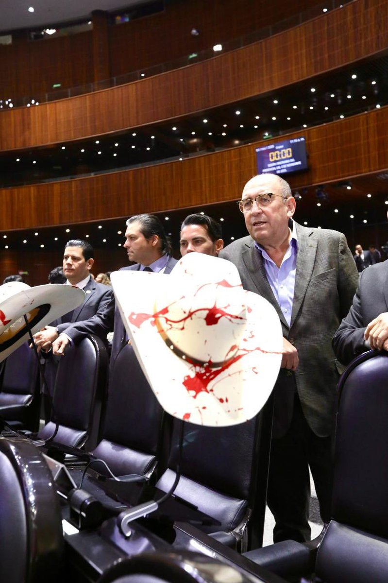 El cobarde asesinato de #CarlosManzo es resultado directo de la negligencia y la indiferencia de las autoridades federales y estatales, que ignoraron sus llamados para hacer frente al crimen que azotaba a #Uruapan.

Desde la <a href="/Mx_Diputados/">H. Cámara de Diputados</a> alzamos la voz por él y por todas las