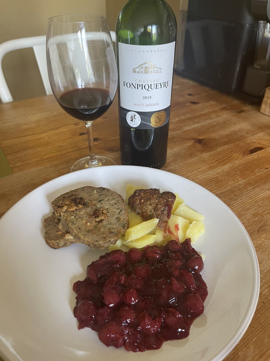 joukesp's tweet photo. #TuesdayLunch #NoCookingTuesday #Meatloaf #Cherries
Pleasant autumnal weather, sun breaking through now, 16°C
No cooking Wednesday! Warmed up a 2nd portion of meatloaf w cherries + potatoes. Bought 1 btl of this 7,99€ Cru Bourgeois Ch. Fonpiqueyre from Haut-Médoc.
Excellent QPR. https://t.co/FX7omb7iDW