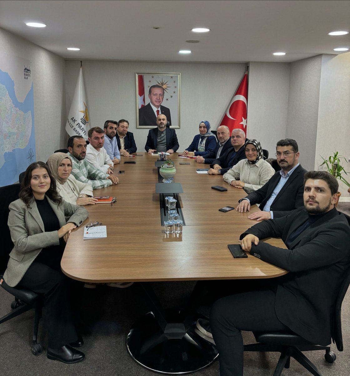 İlçe Başkanımız Sn. Fatih Karaismailoğlu başkanlığında, haftalık İlçe Yürütme Kurulu Toplantımızı icra ettik.

Teşkilat çalışmalarımızı değerlendirip önümüzdeki döneme dair planlamalarımızı istişare ettik.

Birlik, beraberlik ve güçlü teşkilat ruhuyla çalışmalarımıza ara vermeden
