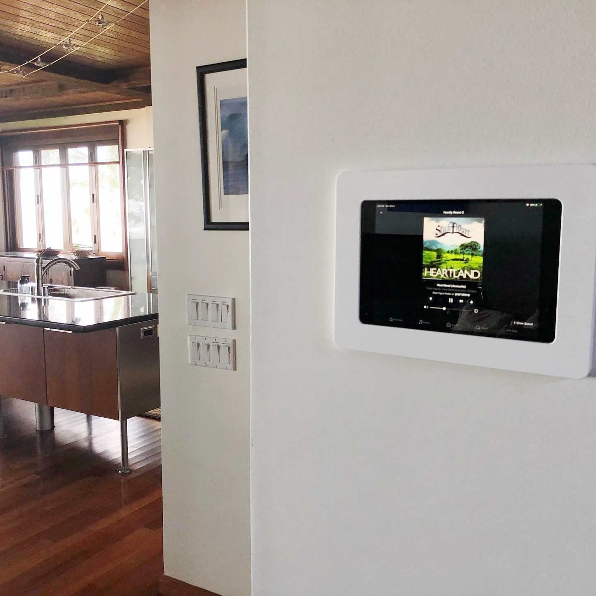 VidaBox's tweet image. iPad Wall Mount for Sonos + Smart Home Modern Beach House

When smart homes meet beachfront elegance 🌊
This slim #iPadwallmount keeps Sonos, lights, and IP cameras just a tap away - without cluttering the space.
#SmartHomeControl #SonosControl #MinimalistDesign #ModernHome