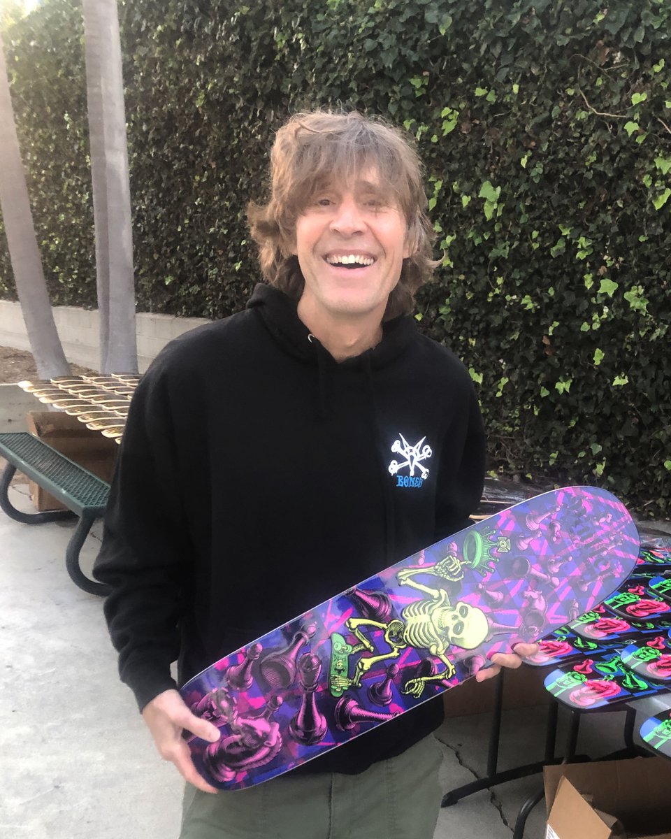 Rodney Mullen with his Bones Brigade x Moetallica Limited Fine Art skateboard 🎨
skateone.com/bones-brigade-…