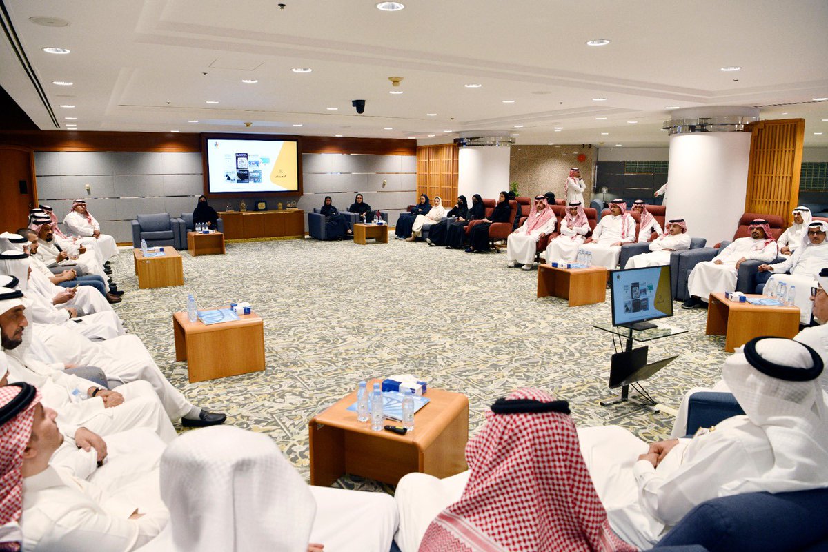 نظمت غرفة الشرقية اليوم لقاء الثلاثاء الشهري لقطاع الأعمال الذي استضاف رئيس مجلس إدارة فرع الجمعية السعودية لعلوم العمران م.عبداللطيف بن محمد العابسي
يحضور عضوي مجلس إدارة الغرفة حمد بن حمود الحماد ومحمد بن علي المجدوعي