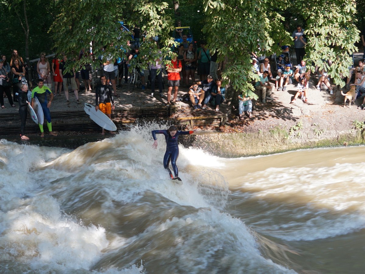 wiesenbacher's tweet photo. Waren die Münchner zu gründlich?
Der Bach ist sauber - aber nun ist die Welle weg!
Keiner will's gewesen sein.
#Eisbach @muenchen #eisbachwelle #eisbachsurfen #munichtravel #eisbachwave #surfing #Munich
Hinweis: Video wurde KI-generiert. Fotos sind real :-) https://t.co/zctGMNCNPj