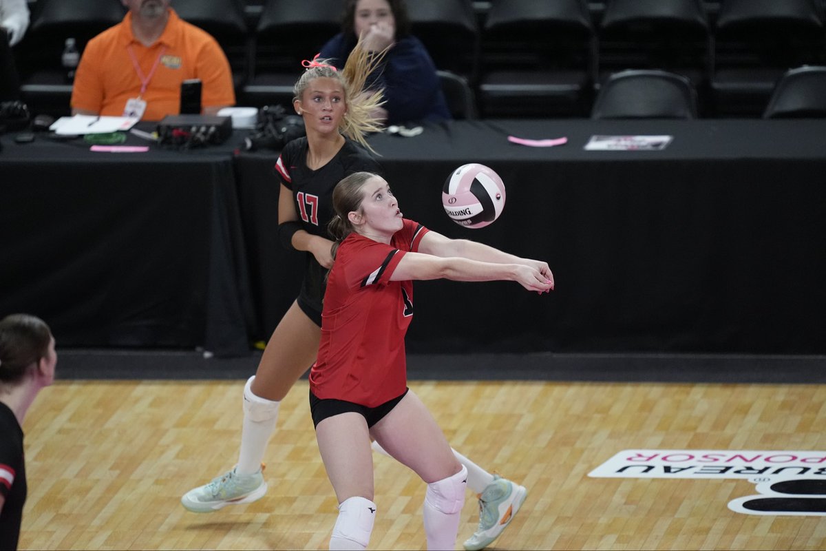IGHSAU's tweet image. 𝐊𝐍𝐈𝐆𝐇𝐓𝐒 𝐀𝐃𝐕𝐀𝐍𝐂𝐄! 🏐👏

#2 Assumption defeats #7 Mid-Prairie in 3 sets to advance to the Class 3A semifinals on Wednesday at 2:25pm on Court 2. The Knights will play the winner of Red Oak vs Kuemper Catholic. 

2025 State Volleyball Tournament presented by…