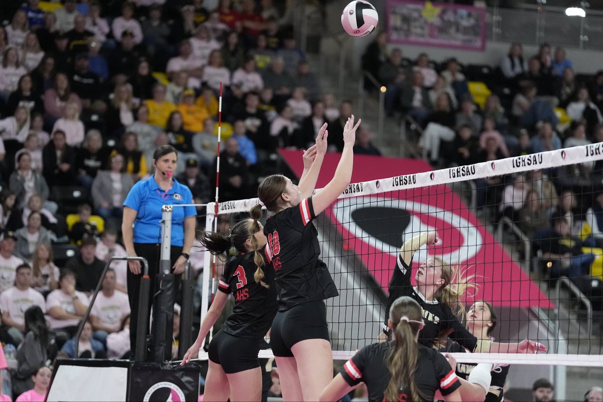 IGHSAU's tweet image. 𝐊𝐍𝐈𝐆𝐇𝐓𝐒 𝐀𝐃𝐕𝐀𝐍𝐂𝐄! 🏐👏

#2 Assumption defeats #7 Mid-Prairie in 3 sets to advance to the Class 3A semifinals on Wednesday at 2:25pm on Court 2. The Knights will play the winner of Red Oak vs Kuemper Catholic. 

2025 State Volleyball Tournament presented by…
